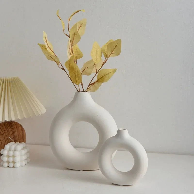 Circa – Minimalist Donut-Shaped Plastic Vase
