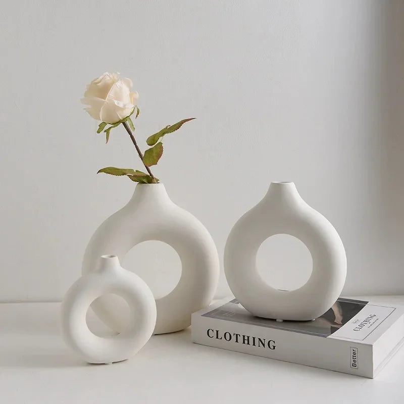 Circa – Minimalist Donut-Shaped Plastic Vase
