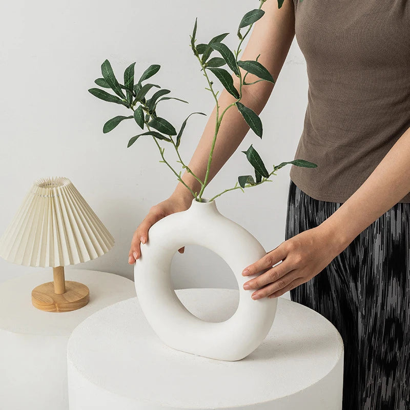Floe – Nordic Sculptural Vase (White / Black)