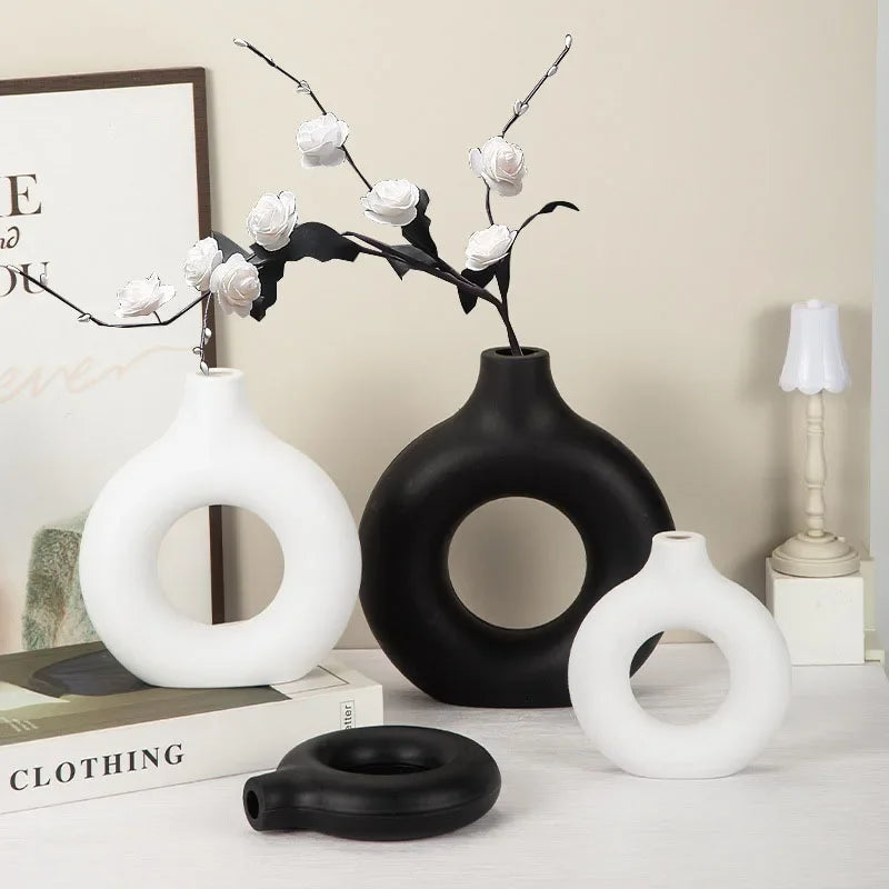 Circa – Minimalist Donut-Shaped Plastic Vase